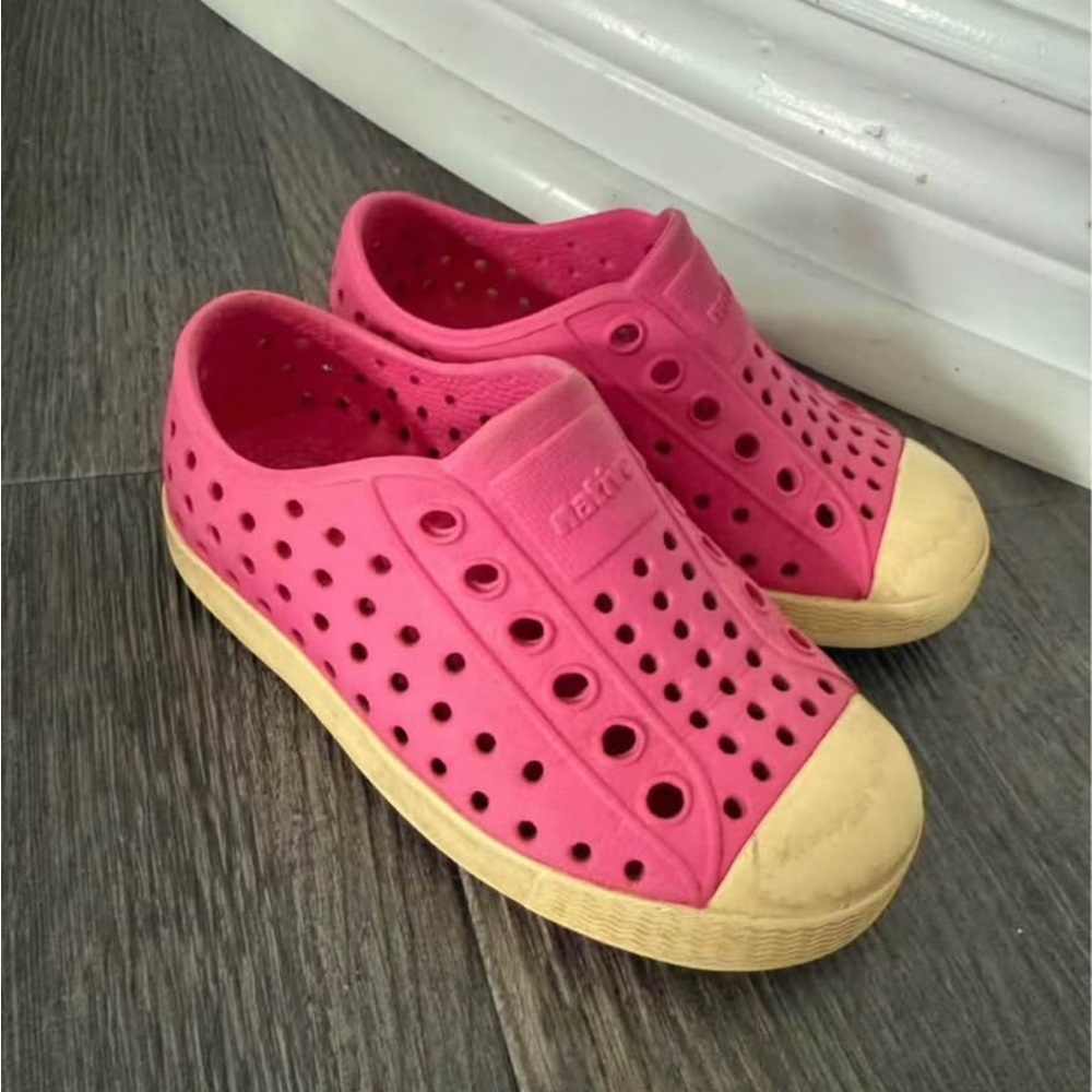 Toddler Size 7 - 4 pairs of shoes - Picture 7 of 10